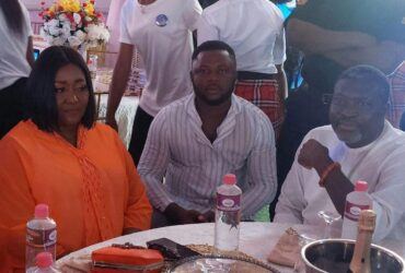 Nigerian entertainer, Chief Utaba, Radiates Skills, Professionalism As MC, Shares Stage With Kanayo O. Kanayo, Davido, Alibaba, Other Legends