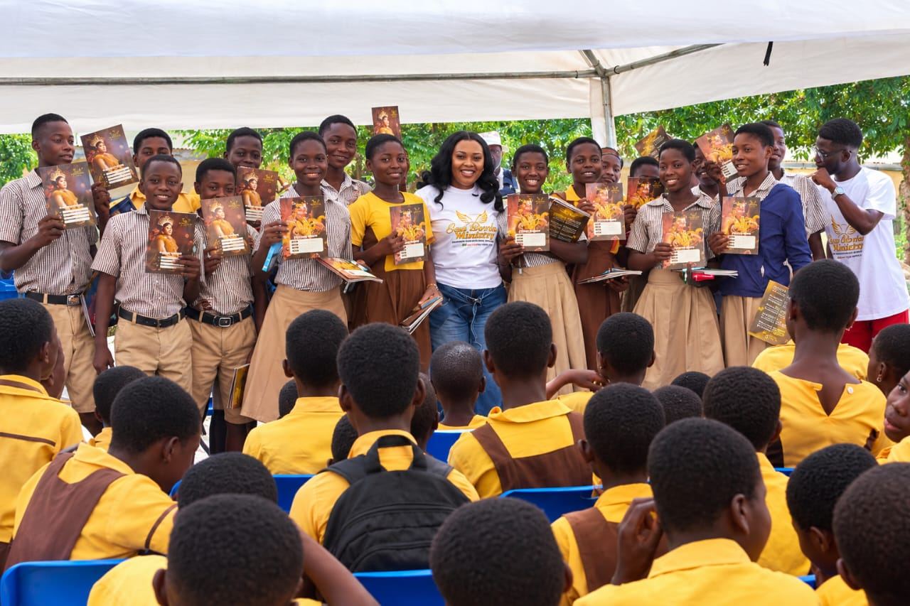 Ghanaian gospel musician, Essi Donkor, Inspires Ekumfi Students With School Supplies And GH¢2,000 BECE Prize